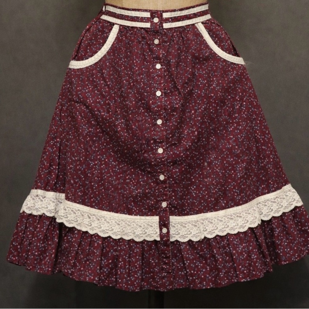 *Gunne Sax- Floral Calico Burgundy Skirt with Lace Trim- vintage 70s